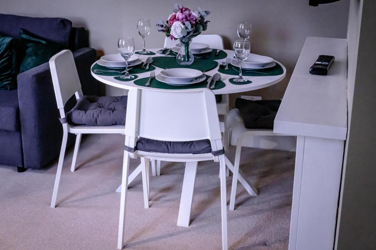 Lord Street - 2 Beautiful Apartments - Sleep Up To 14 Guests - By Rework Accommodation Chester Exteriör bild