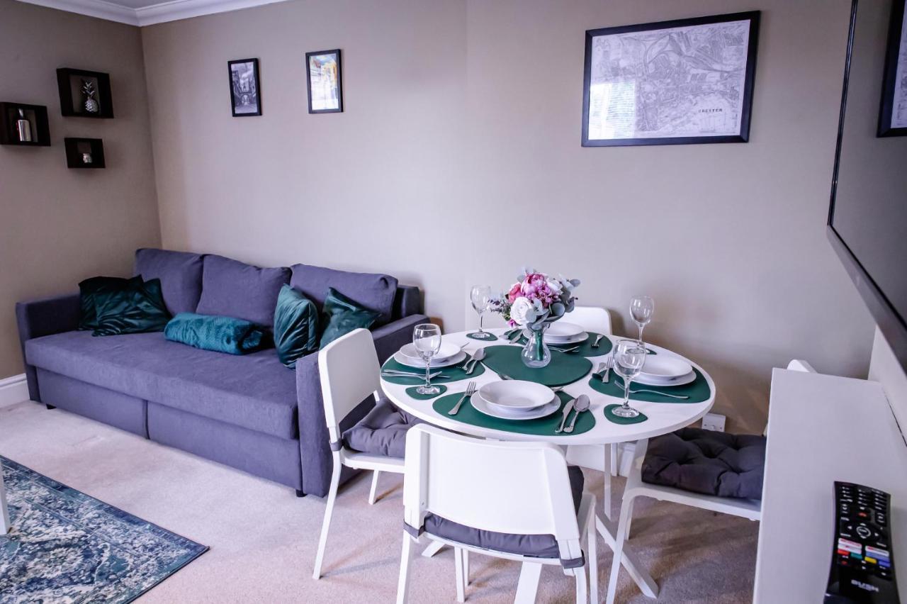 Lord Street - 2 Beautiful Apartments - Sleep Up To 14 Guests - By Rework Accommodation Chester Exteriör bild