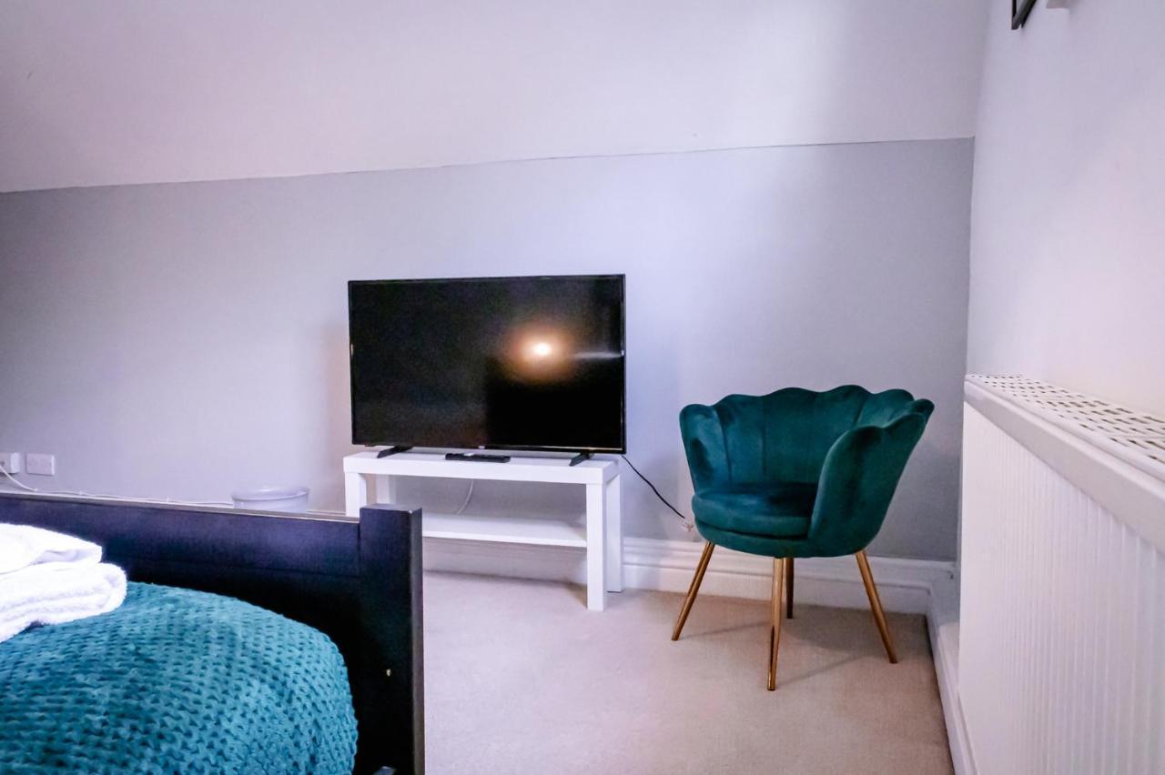 Lord Street - 2 Beautiful Apartments - Sleep Up To 14 Guests - By Rework Accommodation Chester Exteriör bild