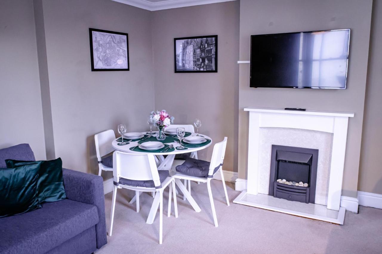 Lord Street - 2 Beautiful Apartments - Sleep Up To 14 Guests - By Rework Accommodation Chester Exteriör bild
