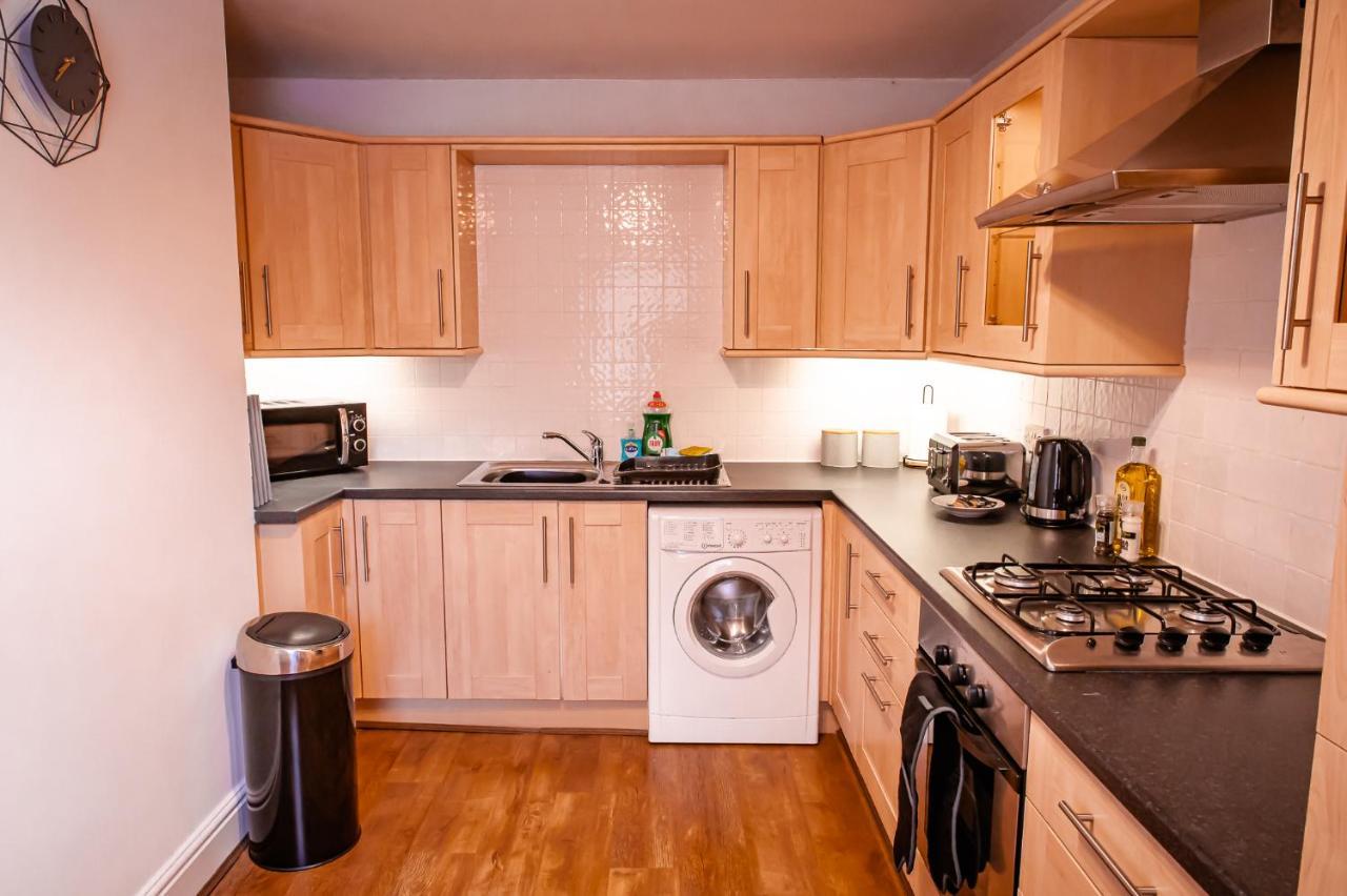 Lord Street - 2 Beautiful Apartments - Sleep Up To 14 Guests - By Rework Accommodation Chester Exteriör bild