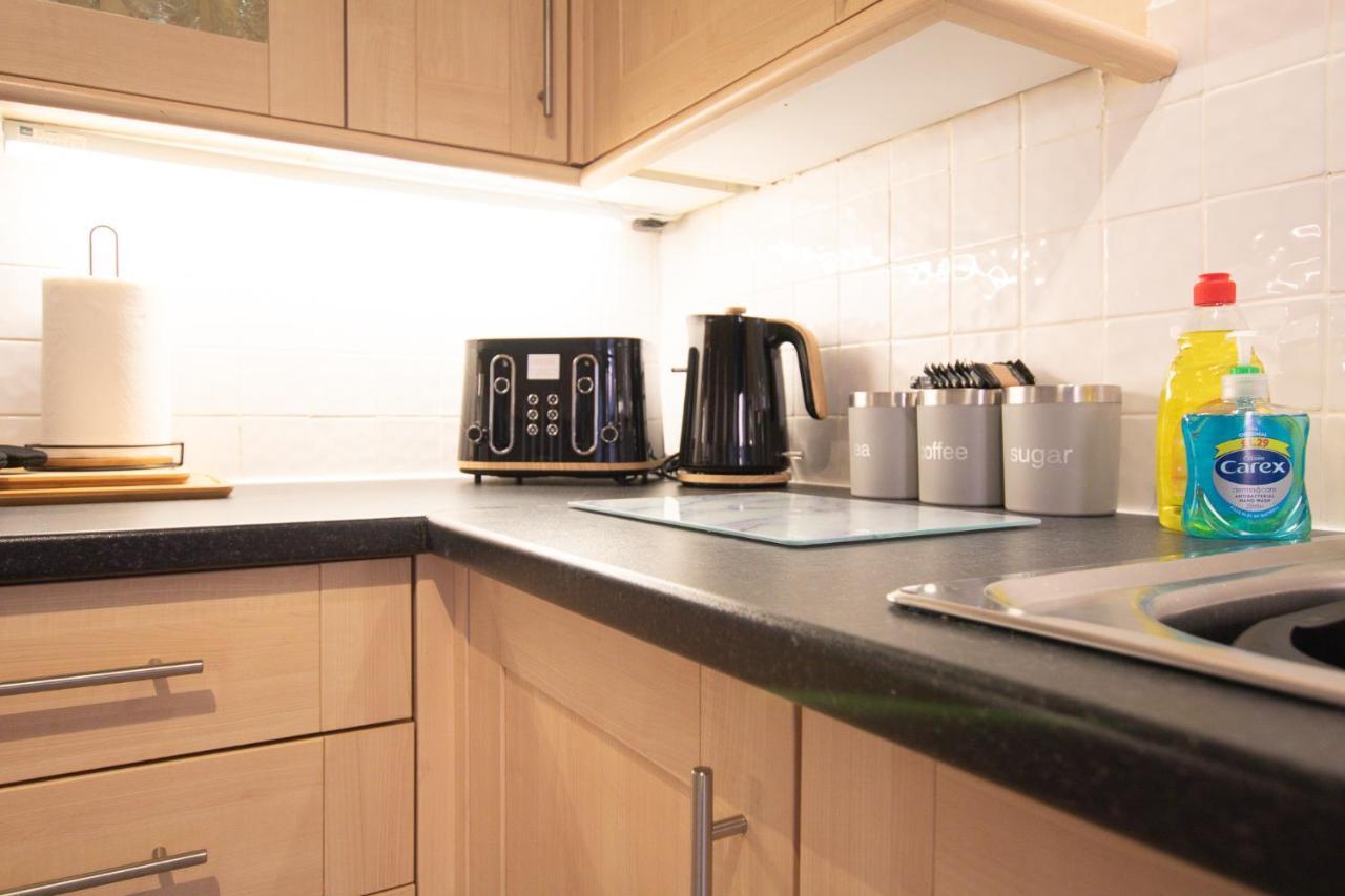 Lord Street - 2 Beautiful Apartments - Sleep Up To 14 Guests - By Rework Accommodation Chester Exteriör bild