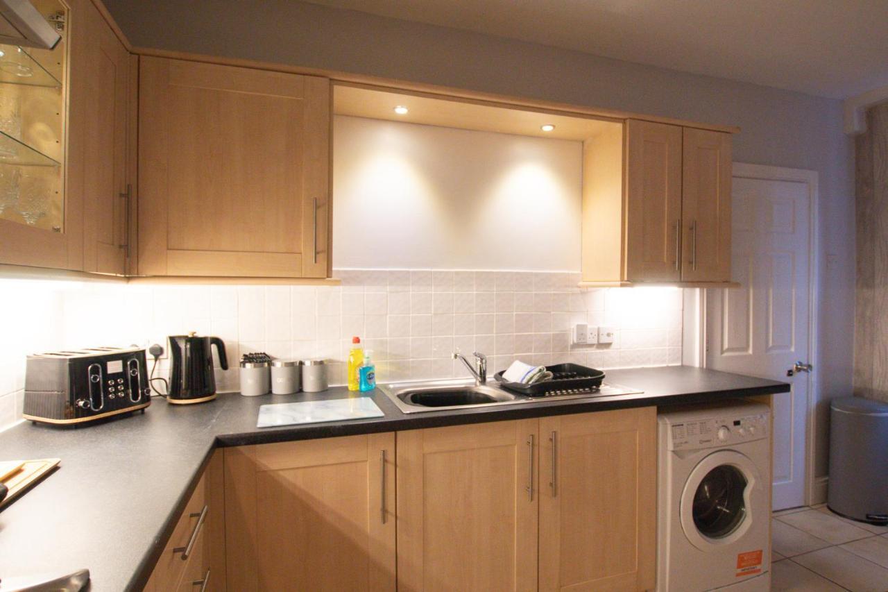 Lord Street - 2 Beautiful Apartments - Sleep Up To 14 Guests - By Rework Accommodation Chester Exteriör bild