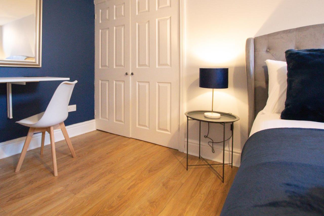 Lord Street - 2 Beautiful Apartments - Sleep Up To 14 Guests - By Rework Accommodation Chester Exteriör bild